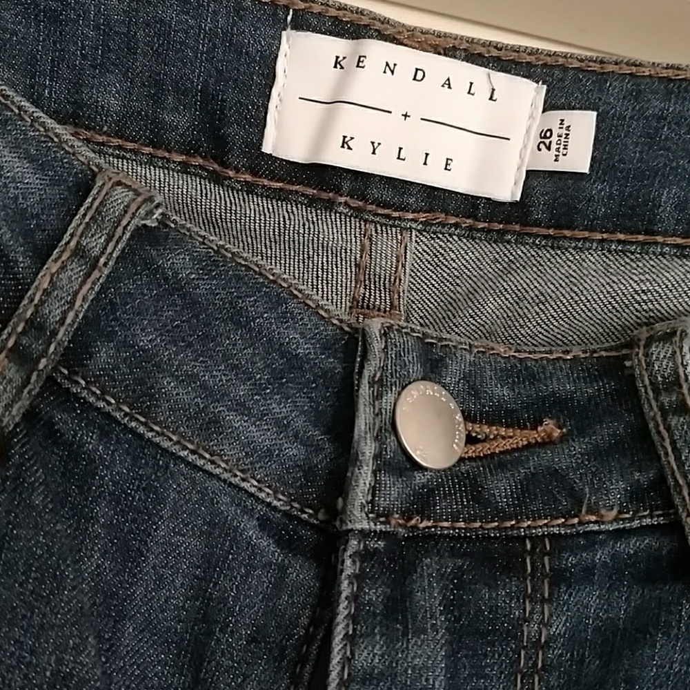 Distressed Kendall + Kylie Skinny Jean - size 26